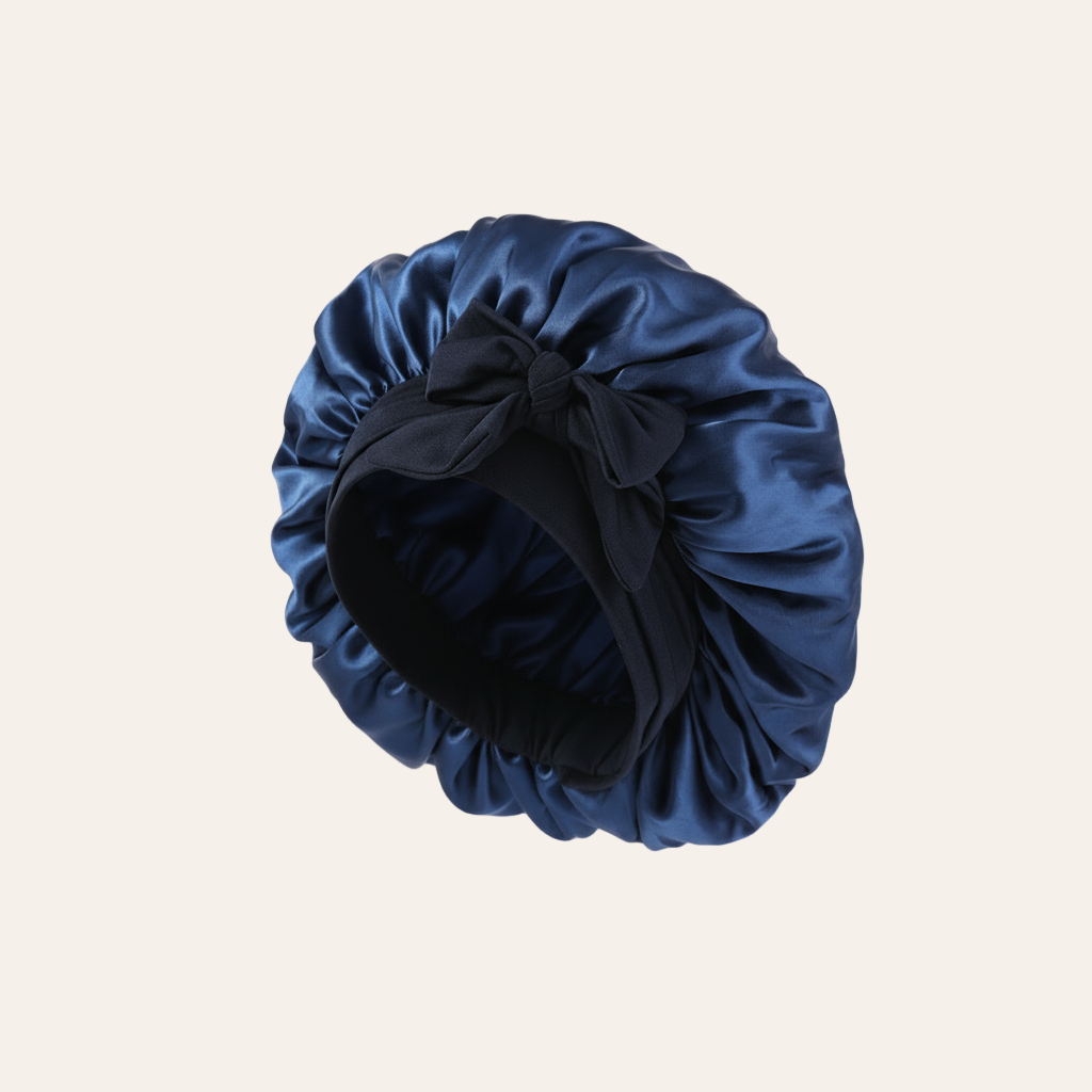 Bonnet de nuit en soie naturelle couleur bleu minéral, raffiné et confortable, protection complète des cheveux et zones fragiles.