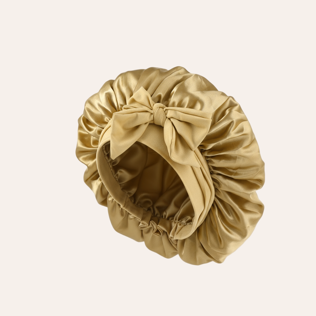 Bonnet de nuit en soie naturelle couleur champagne, luxe discret, protection optimale des cheveux et confort toute la nuit.