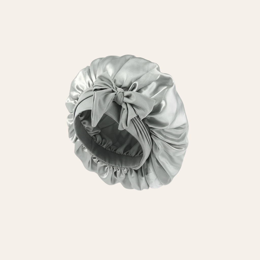 Bonnet de nuit en soie naturelle couleur gris nuage, raffiné et doux, maintien parfait et soin des cheveux pendant le sommeil.