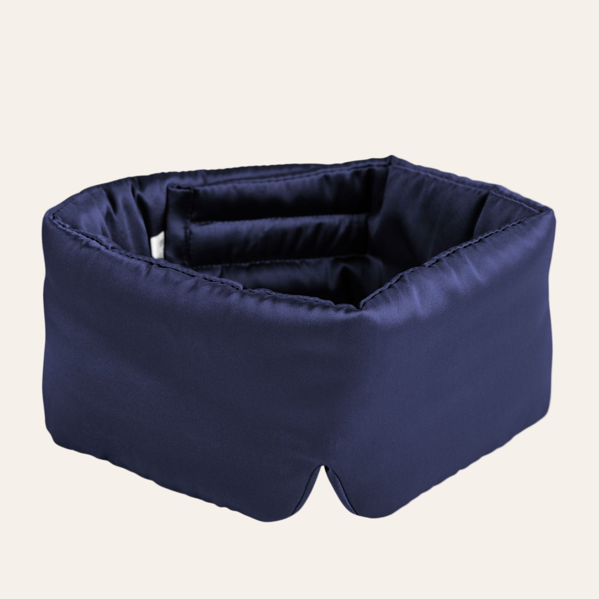 Masque de nuit en soie couleur Bleu minéral, frais et profond, pour un sommeil réparateur et raffiné.