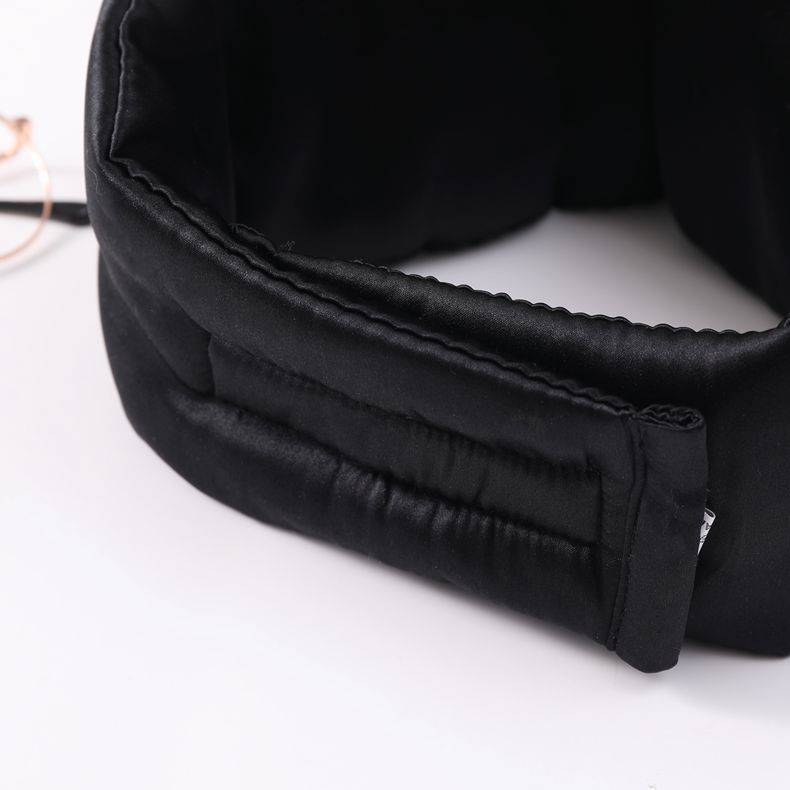 Détail du dos du masque de nuit en soie, avec fermeture douce et ajustable, sans accroc ni électricité statique.