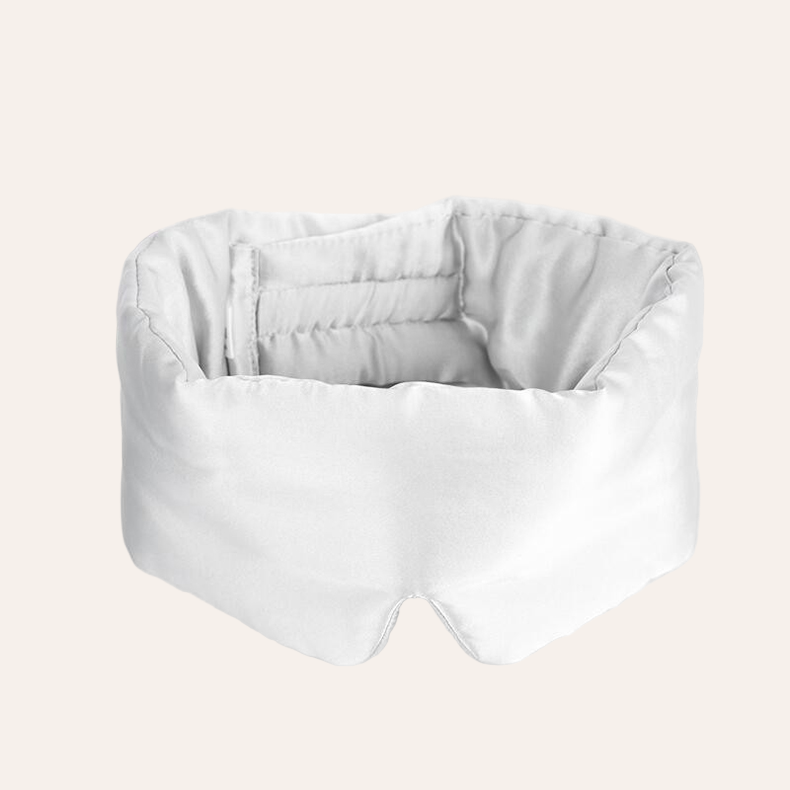 Masque de nuit en soie couleur Gris nuage, élégant et apaisant, pour des nuits calmes et reposantes.