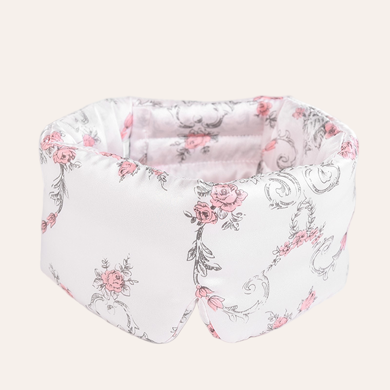 Masque de nuit en soie motif Rose Ébène, alliance du rose délicat et des tiges sombres, pour un style romantique et moderne.
