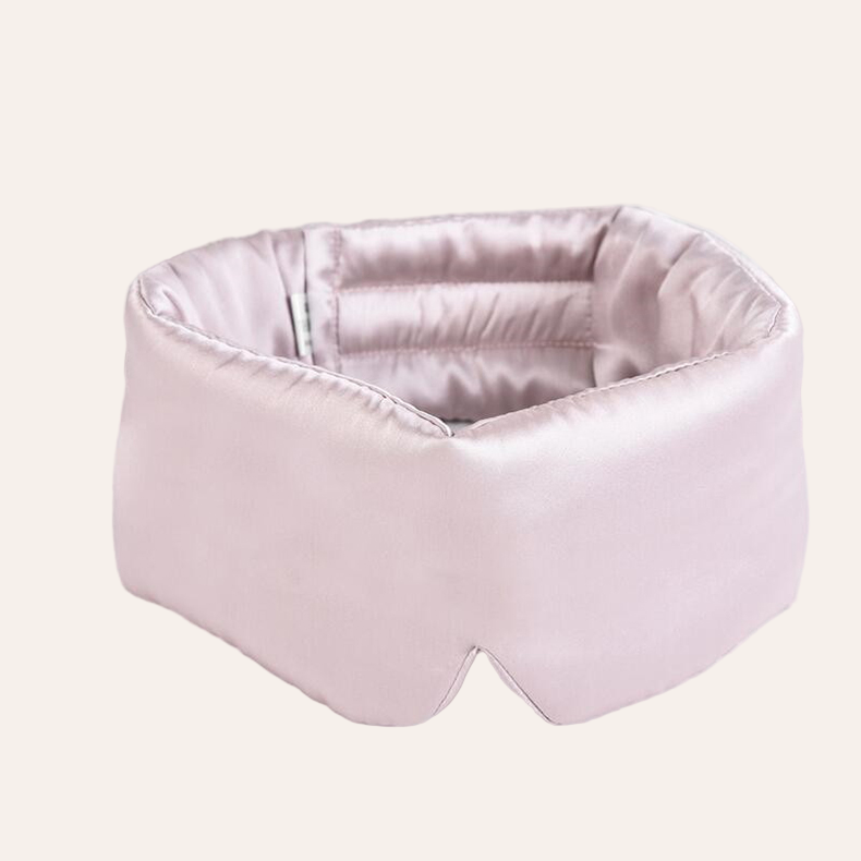 Masque de nuit en soie couleur Rose poudré, doux et délicat, pour un sommeil apaisant et féminin.